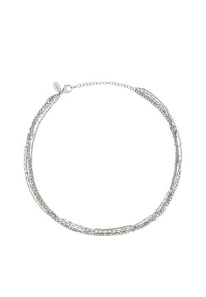 Collana multi-strato in argento con catene intrecciate di diverse trame, chiusura a gancetto e lunghezza regolabile per una vestibilità perfetta.