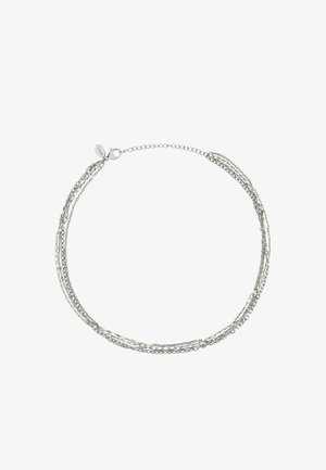 Srebrny naszyjnik z wieloma strandami, charakteryzujący się splecionymi łańcuchami o różnych teksturach, z zapięciem na zatrzask oraz regulowaną długością dla lepszego dopasowania.