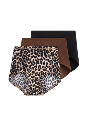 Kvinde står barfodet iført en leopardmønstret bikini med trekantet top og højtaljede underdele på en ensfarvet hvid baggrund.