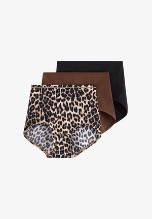 Žena stojí bosá, oblieka si bikiny s leopardím vzorom s trojuholníkovým topom a s vysokým pásom na jednoduchom bielom pozadí.