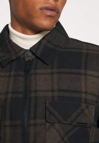 YOUNG POETS Mezisezónní bunda  - brown