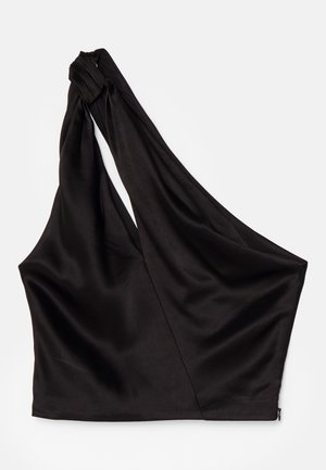 Asymmetrisk sort satin top med en enkelt skulderrem, der har et draperet design og lynlås lukning i siden. Blød tekstur.