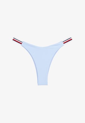 Tanga in tessuto a coste azzurro chiaro con cintura elastica a righe contrastanti in rosso, bianco e blu. Texture liscia e design a copertura minimal.