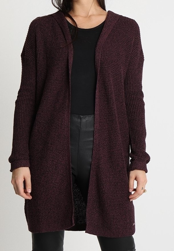 Cardigan tricoté bordeaux avec capuche, devant ouvert et manches longues. Présente un matériau texturé et une coupe ample.