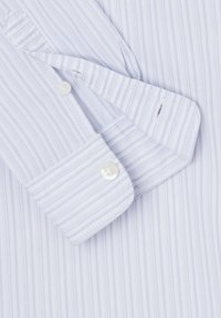 Pánská košile s světle modro-bílými pruhy na manžetě, s bílými knoflíky, která odhaluje detaily knoflíkových dírek a šití.