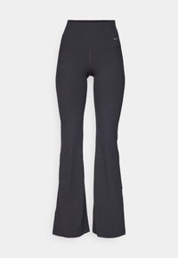 Leggings neri a vita alta svasati, realizzati in materiale a coste, con un discreto dettaglio del logo vicino alla vita. Texture liscia e silhouette aderente.