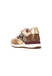 Zapatillas beige y doradas con un diseño de estampado de serpiente texturizado, que cuentan con una suela acolchada, parte delantera de cordones y un acento en el talón morado en contraste.
