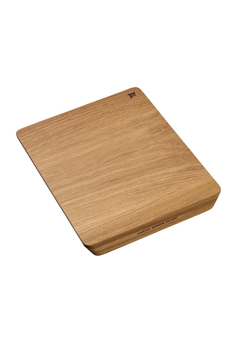 Drewniana deska do krojenia z gładką, płaską powierzchnią, wykończona w jasnym dębie. Posiada fazowane krawędzie i subtelne wygrawerowane logo.