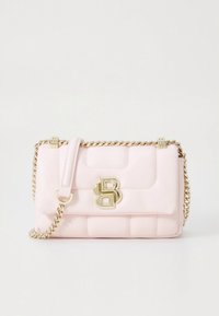 Borsa a tracolla in pelle trapuntata rosa con catena dorata, caratterizzata da un dettaglio logo in metallo dorato sul davanti e chiusura a patta.