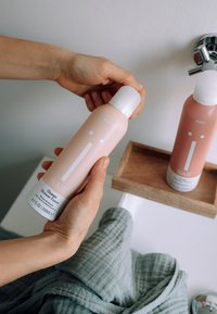 Naïf OCEAN SHOWER FOAM - Shower gel