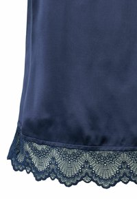 Granatowy satynowy strój z misterną jasnoniebieską koronką przy krawędzi, prezentującą szczegółowe kwiatowe wzory i faliste brzegi.