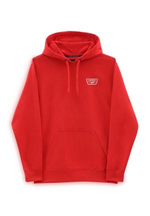Czerwona bluza z kapturem z kieszenią z przodu i logo Vans na lewej piersi, przedstawiona na białym tle.