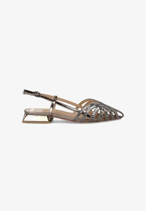 Chaussure slingback métallique avec un nez pointu, dotée de brides croisées et d'un petit talon angulaire. Des accents dorés ajoutent du détail.
