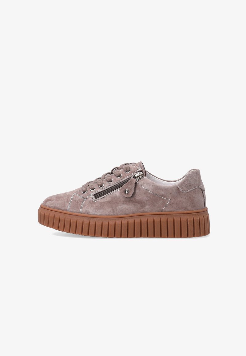 Lys grå ruskinds sneaker med rund tå, snørebånd foran, sidelukning med lynlås og brunt gummisål med lodrette riller.