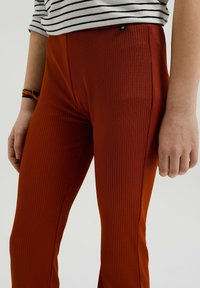 WE Fashion FLARED - Tygbyxor - brown