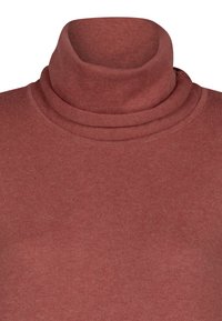 Maglione a collo alto marrone a coste con colletto a doppio strato e una consistenza morbida. Il design è semplice, senza motivi o accenti notevoli.