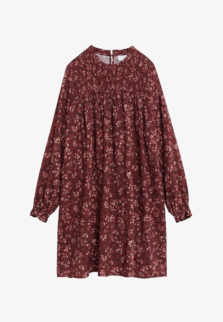 Robe à manches longues, ample, de couleur rouge foncé avec un petit motif floral rose et des détails froncés sur le haut de la poitrine et aux poignets.