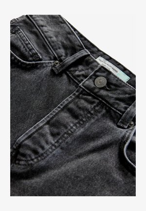 Melnas denima bikses ar brīvu piegriezumu, ar pogu aizdari, jostu cilpiņām un vieglu krāsojuma nolietojumu auduma tekstūrā.