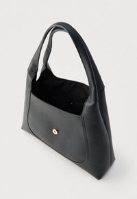 Svart teksturert håndveske med strukturert form, avrundede håndtak og et frontlomme med gullknapp-lukking. Innsiden er foret med svart materiale.