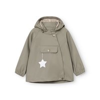 Giacca a vento beige per bambini con cappuccio, tasca frontale, chiusure con bottoni automatici, polsini elastici e un'etichetta a forma di stella appesa.