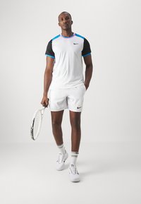 Nike Performance ADVTG - T-skjorte til trening - white/photo blue/black