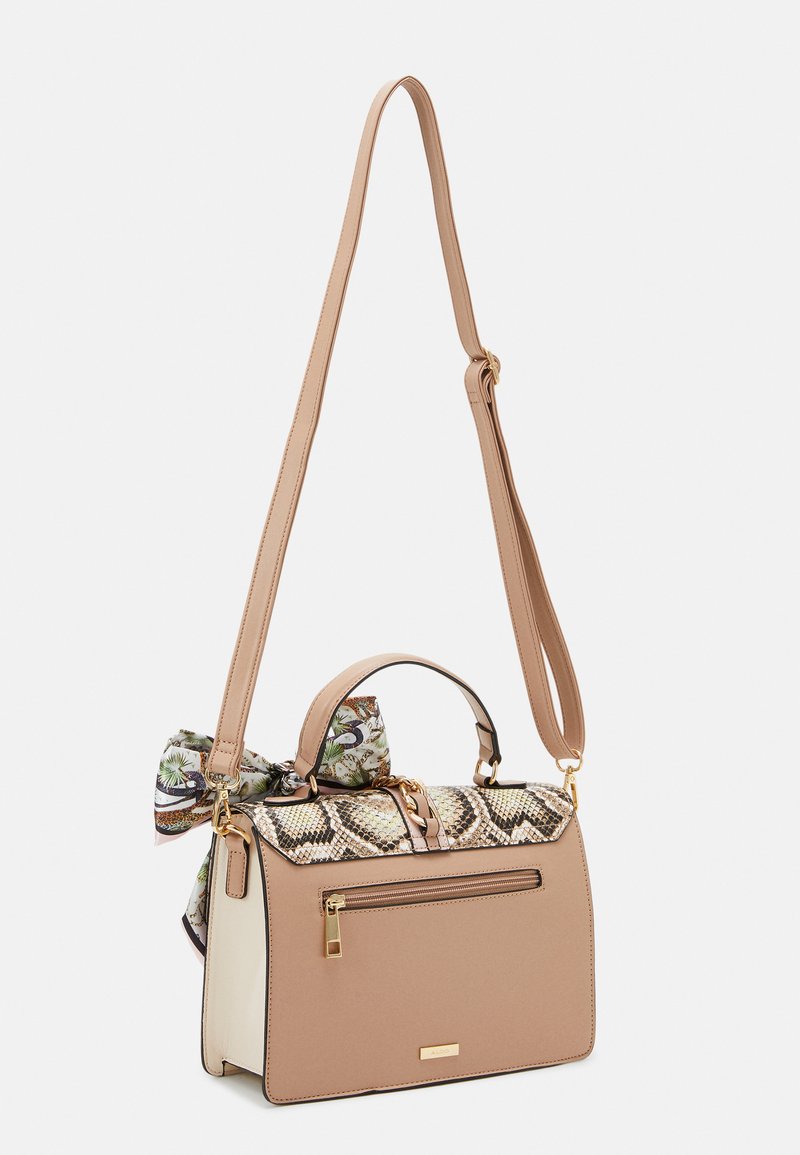 Sac à main structuré avec un corps beige lisse, un rabat en imprimé serpent et un nœud agrémenté de fleurs. Comprend une poche zippée à l'avant et une bandoulière amovible.