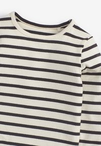 Ripp Longsleeve-Oberteil mit cremefarbenen und dunkelbraunen horizontalen Streifen, ausgestattet mit einem runden Ausschnitt und strukturiertem Stoff.
