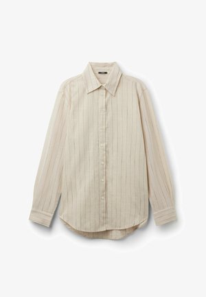 Chemise beige à manches longues boutonnée, avec fines rayures verticales, col classique et ourlet arrondi, posée à plat sur fond blanc.