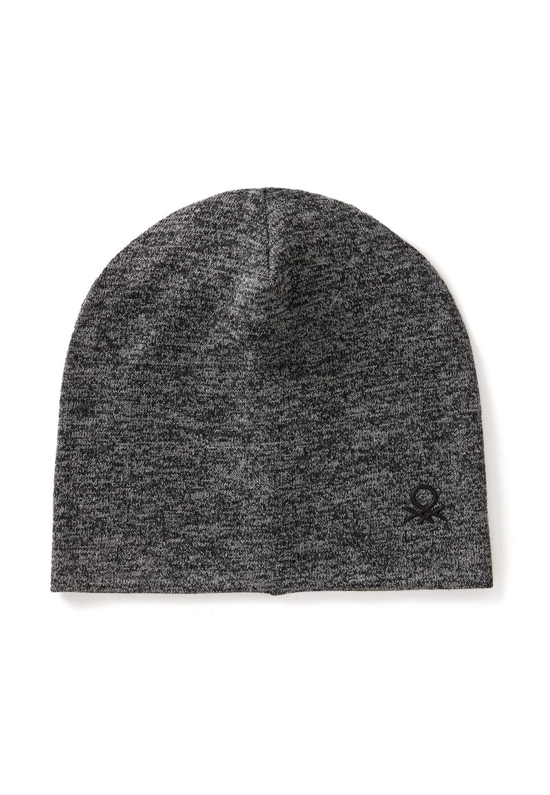 Cappellino grigio lavorato a maglia con motivo testurizzato, caratterizzato da un piccolo logo nero in basso a destra. Tessuto morbido, vestibilità aderente, corona arrotondata.