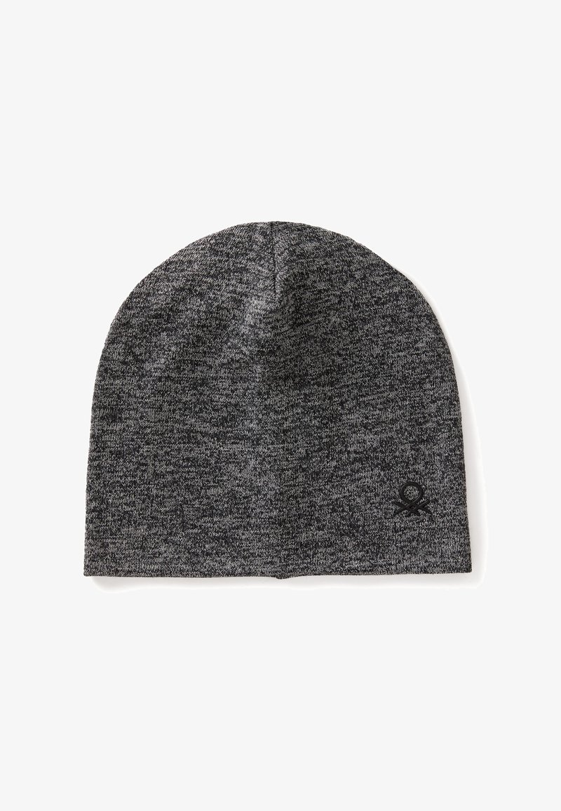 Cappellino grigio lavorato a maglia con motivo testurizzato, caratterizzato da un piccolo logo nero in basso a destra. Tessuto morbido, vestibilità aderente, corona arrotondata.