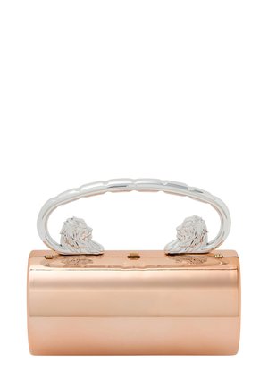 Metallisk roséguld cylindrisk clutch med silverfärgade lejonhuvuddetaljer på ett böjt handtag och intrikata detaljer på kroppen.