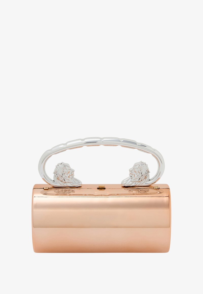 Fémes rózsaarany henger alakú táska ezüst oroszlánfej díszítéssel a hajlított fogantyún és bonyolult részletezéssel a testen.