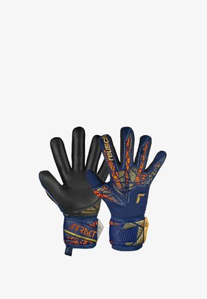 Torwarthandschuhe mit einer schwarzen Latex-Handfläche, einem marineblauen Körper und leuchtend orangefarbenen Akzenten. Sie verfügen über einen strukturierten Griff und einen sicheren Handgelenkriemen.