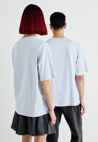 GAP TEE UNISEX - Trükipildiga T-särk - jet stream blue