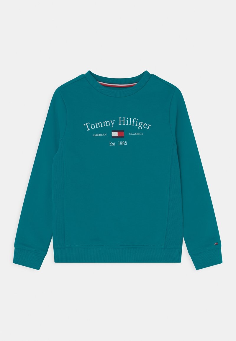Tyrkisk sweatshirt med lange ærmer og ribbede manchetter. Indeholder "Tommy Hilfiger" logo i hvid, med et rektangulært flagemblem og "Est. 1985."