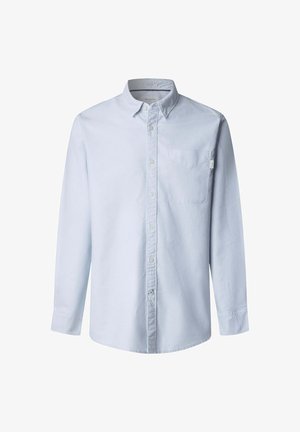 Camisa de botones azul claro con mangas largas, cuello, bolsillo frontal y textura de tela suave. Presenta un corte regular y costuras sutiles.