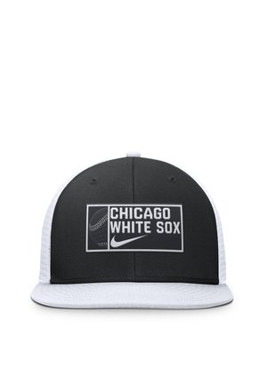 Gorra de béisbol en blanco y negro con el logo de Chicago White Sox y el símbolo de Nike en el panel delantero.