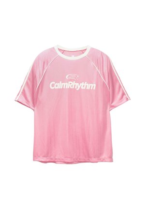 Roze sportshirt met korte mouwen, witte kraag en zijstrepen, met de tekst "Calm Chaos CalmRhythm" en een sterafbeelding aan de voorkant.