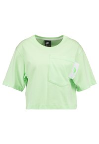 Zkrácený zelený bavlněný tričko s krátkými rukávy, vybavené přední kapsou a nášivkou s logem na rukávu. Hladká textura.