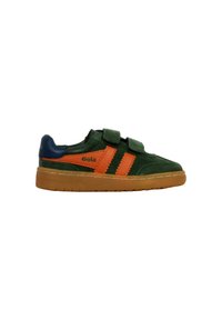 Scarpa in suede verde con strisce arancioni e logo. Presenta cinturini in velcro e un tallone blu. Suola in gomma con un motivo di grip testurizzato.