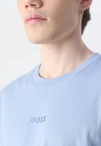 BOSS TEE - Jednoduché tričko - open blue