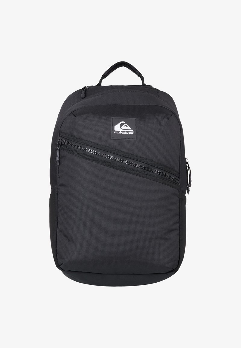 Svart ryggsäck i slitstarkt tyg, med en framficka med dragkedja, vadderat handtag och logotyp. Slät yta med strukturerad form.