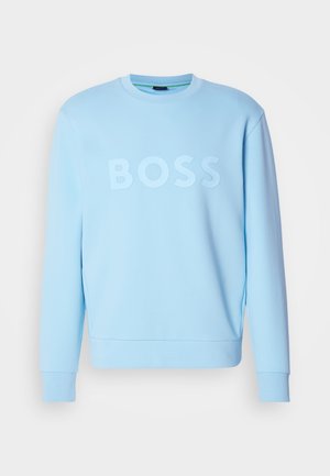 Helles blauer Langarm-Sweatshirt mit gerippten Bündchen und Saum, das das Wort "BOSS" in passender Farbe embossed auf der Brust trägt.