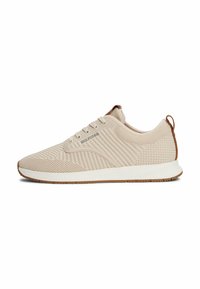 Scarpe da ginnastica beige con parte superiore in rete, motivi testurizzati, suola intermedia bianca e suola in gomma. Presentano dettagli marroni e un design con lacci.
