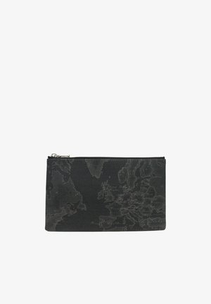 Pochette nera con cerniera e superficie texturizzata, caratterizzata da un design mappa sottile in grigio scuro. Forma rettangolare, piatta, con dettagli in metallo argentato.