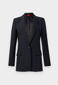 Černý blazer s proužky, se zářezovými klopami, jednostranným zapínáním na knoflík, dvěma předními kapsami a texturovanou podšívkou. Má strukturované ramena a přizpůsobený střih.