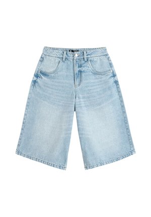 Jasnoniebieskie bermudy z denimu z kieszeniami z przodu i z tyłu, szlufkami na pasek oraz zapięciem na guzik.