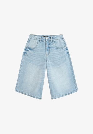 Jasnoniebieskie bermudy z denimu z kieszeniami z przodu i z tyłu, szlufkami na pasek oraz zapięciem na guzik.