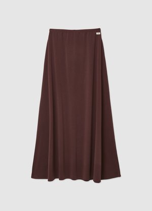 Langer, fließender Rock aus tiefbraunem Stoff. Verfügt über einen elastischen Bund für Komfort. Glatte Textur ohne sichtbare Muster oder Akzente.