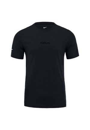 Schwarzes kurzärmeliges Nike T-Shirt mit "TÜRKİYE" in Schwarz auf der Brust gedruckt und einem weißen Nike-Swoosh auf dem linken Ärmel.